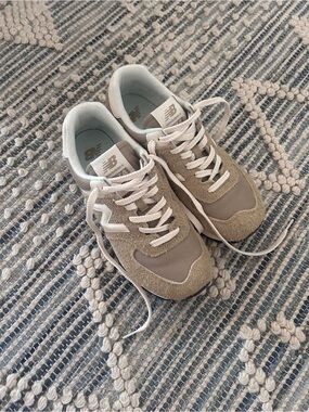 New Balance Beige and White Women's Sneakers only worn a few times!